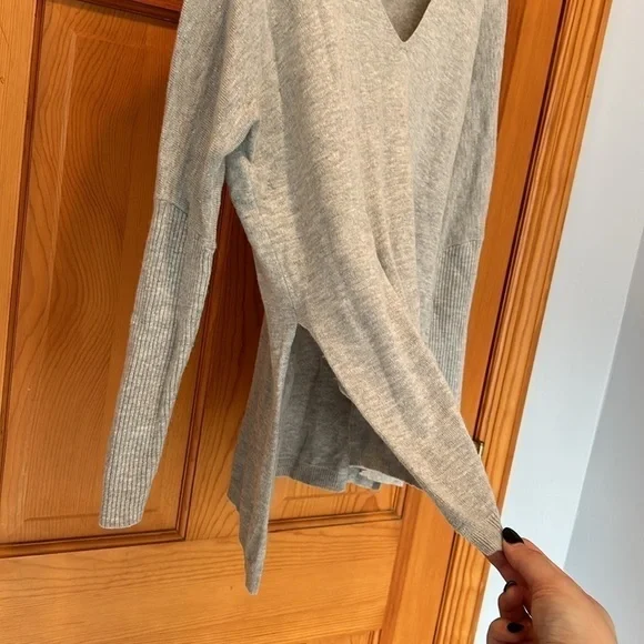 Aritzia Babaton Baylor Wool V-Neck Long Sleeve Grey Sweater Size XXS/XS - Picture 5 of 7